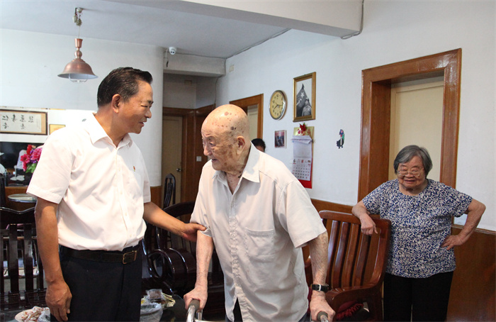 交水建集團(tuán)黨委開展“七一”走訪慰問活動(dòng)
